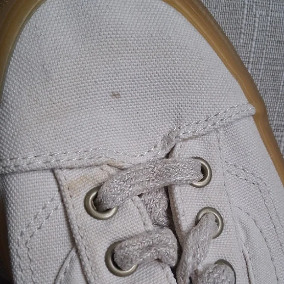 Vans Men’s Off-White Canvas Low-Top Sneakers with Gum Sole - Picture 8 of 10